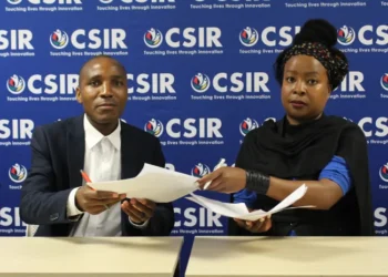 Dr Rodney Managa (CSIR) with Princess Maxine N'waxuwamuti Mnisi of Mnisi Tribal Authority, representing the Hlalakahle community during the BSA signing event.
Photo: CSIR