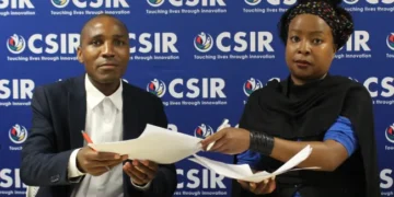 Dr Rodney Managa (CSIR) with Princess Maxine N'waxuwamuti Mnisi of Mnisi Tribal Authority, representing the Hlalakahle community during the BSA signing event.
Photo: CSIR