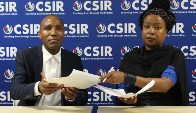Dr Rodney Managa (CSIR) with Princess Maxine N'waxuwamuti Mnisi of Mnisi Tribal Authority, representing the Hlalakahle community during the BSA signing event. 
Photo: CSIR