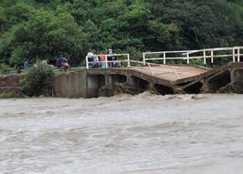 Washed-out infrastructure in flood-hit provinces restricts access to tourism routes, contributing to cancellations and revenue losses for SMEs. Photo: Internet