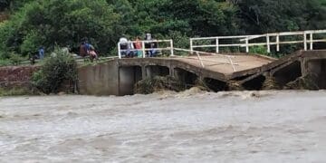 Washed-out infrastructure in flood-hit provinces restricts access to tourism routes, contributing to cancellations and revenue losses for SMEs. Photo: Internet